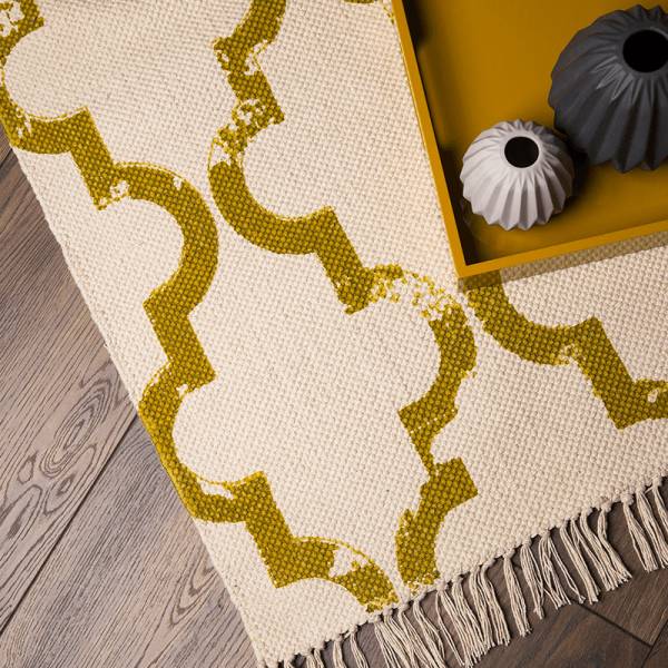 Detailaufnahme Designteppich in creme und gelb mit Fransen von heineking24